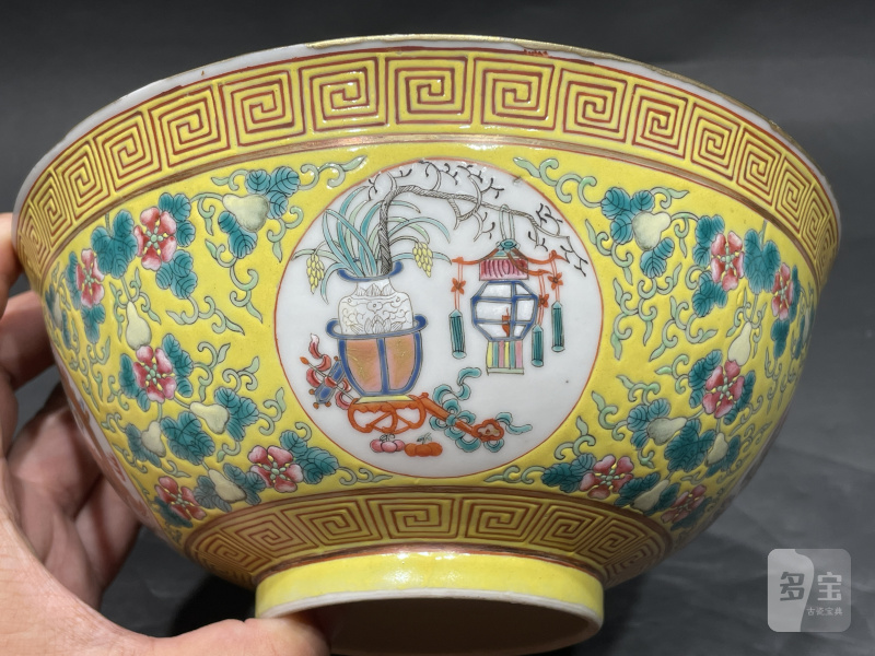 清光绪 黄地粉彩福禄万代开光龙凤纹碗 - 图3